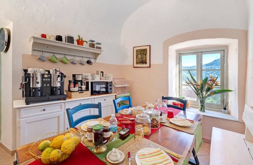 Gorra Apartment | Room 'Arancio' with Shared Terrace, Wi-Fi and Air Conditioning