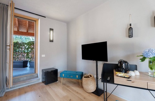Borgomanero Apartment | Room 'Baloss' with Mountain View, Wi-Fi, and Air Conditioning