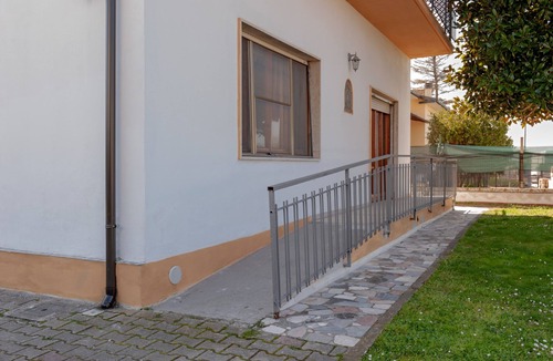 Cascina Apartment | Room 'Bandb Cindy - Green Room' with Shared Garden, Wi-Fi and Air Conditioning