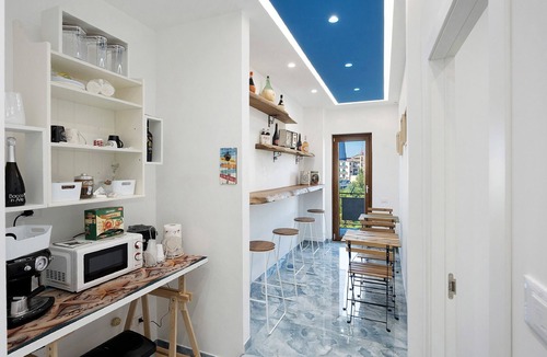Ercolano Apartment | Room 'Camera Deluxe Vicino Agli Scavi' with Mountain View, Wi-Fi and Air Conditioning