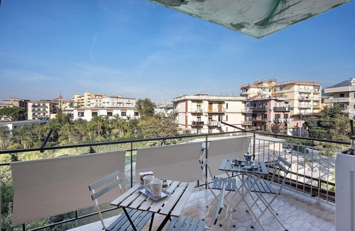 Ercolano Apartment | Room 'Camera Deluxe Vicino Agli Scavi' with Mountain View, Wi-Fi and Air Conditioning