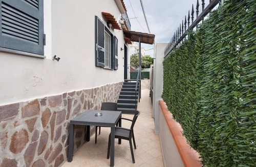 Arco Felice Apartment | Room 'Camera Doppia Dell'Arco Romano' with Private Terrace, Wi-Fi and Air Conditioning