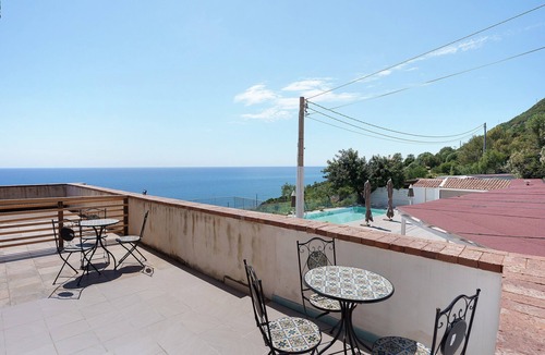 Caprioli Apartment | Room 'Camera Tramonto Vista Mare' with Sea View, Wi-Fi and Air Conditioning