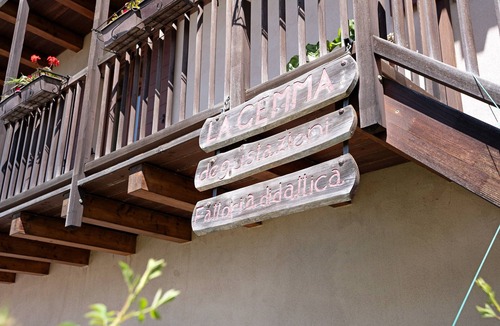 Sant'Orsola Terme Apartment | Room 'La Gemma - Stanza Dei Colori' with Mountain View, Shared Garden and Wi-Fi