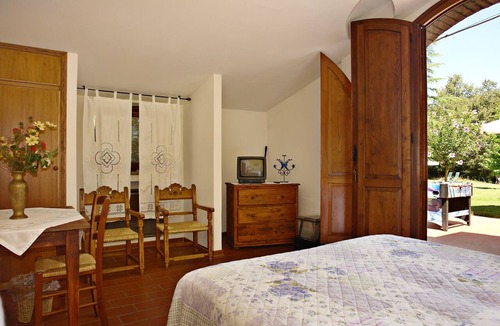 Citta della Pieve Apartment | Room 'La Malva - La Cerretola' with Shared Pool, Shared Garden and Wi-Fi