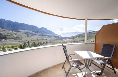 Tirolo Apartment | Room 'Passerblick Goldenen Zimmer 1' with Mountain View, Wi-Fi and Air Conditioning