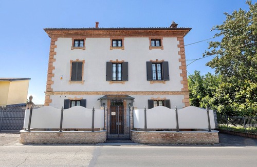 Casalnoceto Apartment | Room 'Perla' with Shared Terrace, Wi-Fi and Air Conditioning
