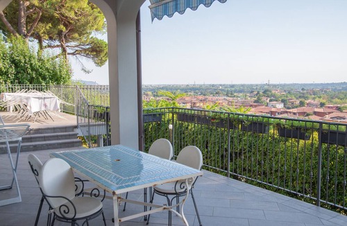 Credaro Apartment | Room 'Stanza in Villa Magica' with Wi-Fi and Air Conditioning