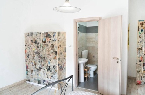Secondigliano Bed & Breakfast | Room with private bathroom - Brown