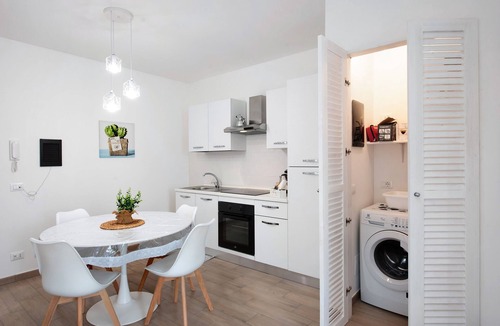 Varazze Apartment | Rosa Corallo Deluxe – Historic Center Apartment with Wi-Fi and Air Conditioning