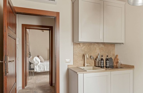 Pontasserchio Apartment | SAVANA: Relax and enjoy this simple yet elegant apartment, equipped with all the comforts: PRIVATE parking, FULL HD TV, AIR CONDITIONING, and a fully equipped bathroom with a walk-in shower. All of this just 10 minutes from Pisa and 25 minutes from the b