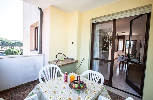 Rosapineta Apartment | Seaside serenity flat with outdoor pool