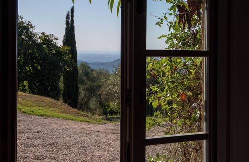 Vicopelago Villa | Space, panoramas & privacy in distant sight of the walls of Lucca; a/c & pool