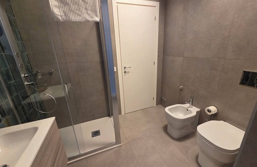 Mergellina Apartment | Spacious 4-bedroom apartment in gorgeous Napoli with AC, near the beach and sea.
