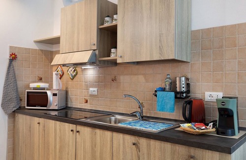 Costa-Villa Apartment | Studio Apartment 'Quercia -in Caruggiu Di Via Vecchia' with Mountain View, Wi-Fi and Air Conditioning