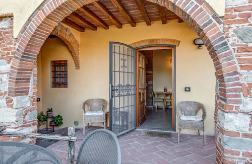 San Martino alla Palma Apartment | Studio 'Libeccio' with Shared Pool, Wi-Fi and Air Conditioning