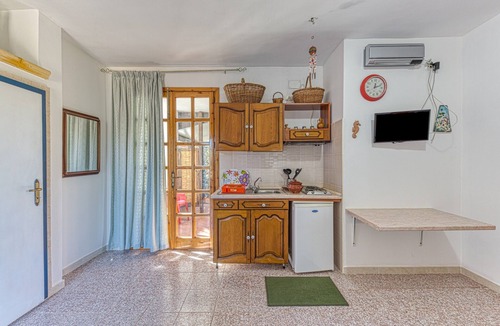 Torre Pali Apartment | Studio Monolocale Margherita with Sea View, Balcony & Wi-Fi