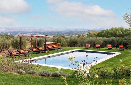 Sarteano Villa | Stunning private villa with hot tub, WIFI, private pool, A/C, TV and patio, close to Montepulciano