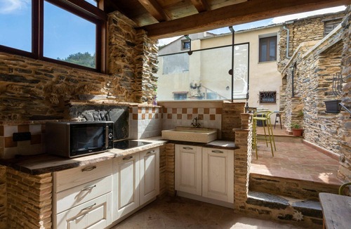 Prela House | Stunning private villa with WIFI, private pool, TV, terrace, pets allowed and panoramic view