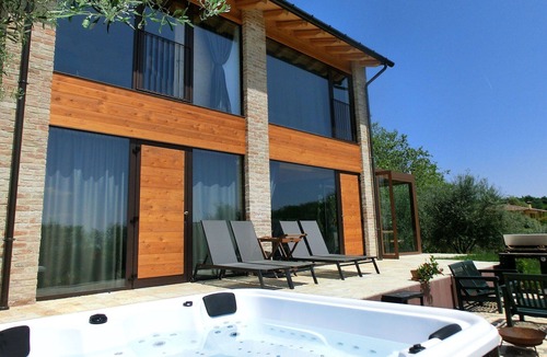 Venegazzu Villa | Stunning private villa with private pool, WIFI, hot tub, sauna, A/C, TV and pets allowed