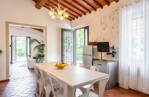 Montevarchi Villa | Stunning private villa for 12 guests with WIFI, hot tub, A/C, private pool and TV