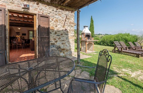 Cinigiano House | Stunning private villa with WIFI, private pool, A/C, TV, patio, pets allowed and panoramic view