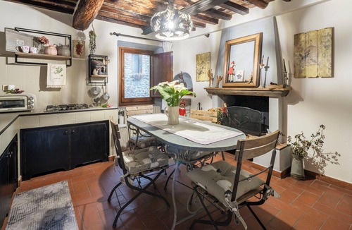 Collodi House | Stunning villa for 6 guests with WIFI, TV, veranda and pets allowed, close to Lucca