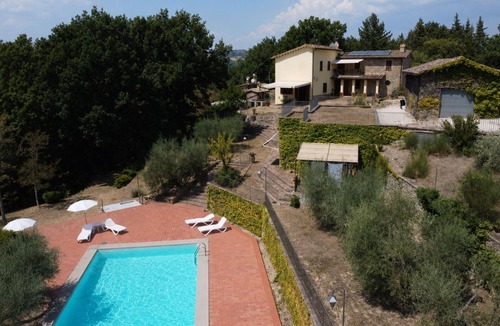 Valfabbrica Villa | Stunning villa for 7 people with pool, WIFI, TV and terrace, close to Assisi