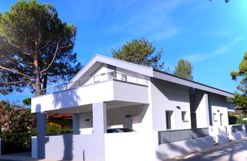 Bibione Villa | Stunning villa with private fenced garden and bbq