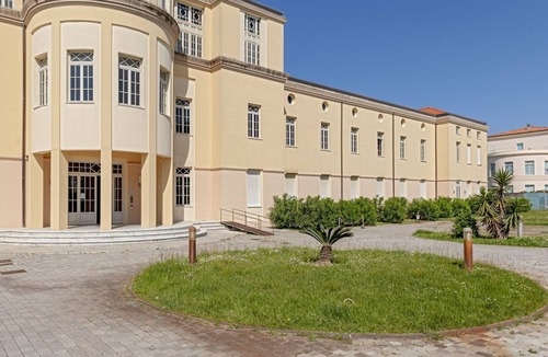 Tirrenia Apartment | The recently renovated apartment is a small gem, perfect for two guests. The interiors are modern, thoughtfully designed, and finished with great attention to detail to ensure maximum comfort. It features a cozy double bedroom, a bright living area with