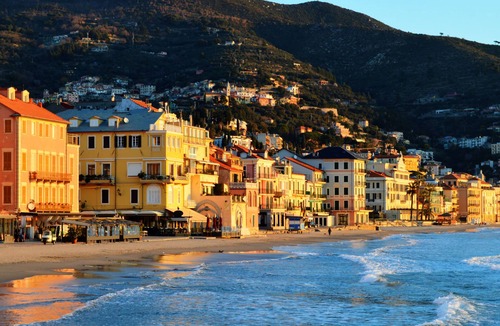 Alassio Apartment | Three-room air conditioning sleeps 6 100 meters from the sea 3rd floor lift
