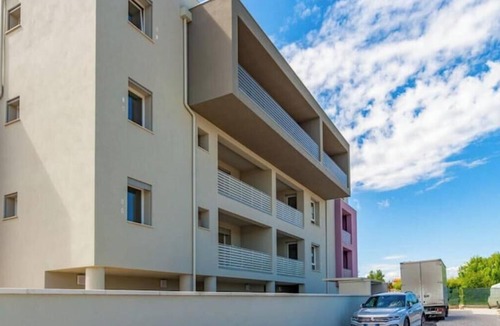 Pisa Apartment | Tower View & Double Balcony - Modern Studio Apartment with Parking
