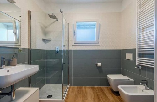 Pisa Apartment | Tower View & Double Balcony - Modern Studio Apartment with Parking