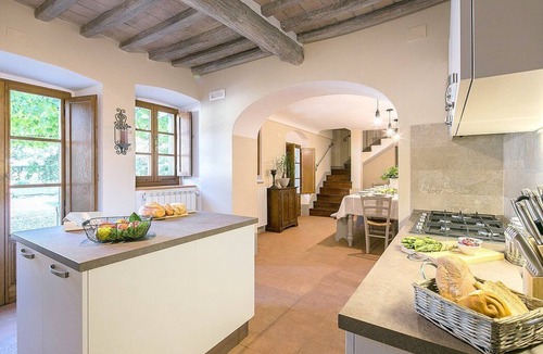 Ferretto Villa | Villa Coraline Grande: A characteristic and welcoming two-story age-old farm house made of stone and situated a few miles from the shores of Lake Trasimeno, with Free WI-FI.