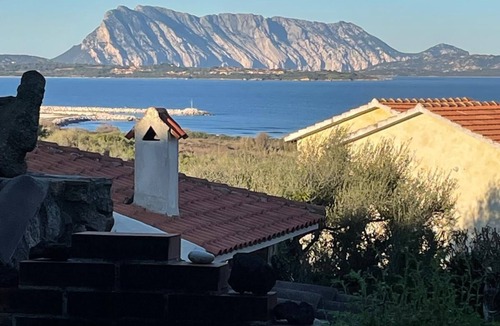 San Teodoro City Centre Villa | Villa in front of the island of Tavolara immersed in peace and silence