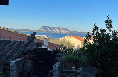 San Teodoro City Centre Villa | Villa in front of the island of Tavolara immersed in peace and silence