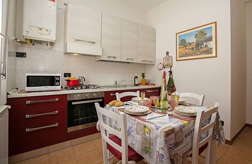 Desenzano del Garda Apartment | Villa Mimosa Near Desenzano Old Town Apt 1 Parking, A/C, WiFi, Desenzano Del Garda, Italy