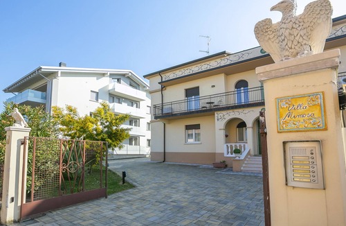 Desenzano del Garda Apartment | Villa Mimosa Near Desenzano Old Town Apt 1 Parking, A/C, WiFi, Desenzano Del Garda, Italy