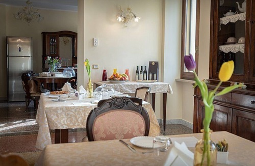 Capodacqua Villa | Villa Ovidia Grande: A three-story age-old farm house surrounded by the greenery, with Free WI-FI.
