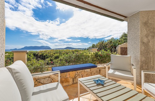 Pittulongu Apartment | Villa Terrazza su Tavolara: sea view, Wi-Fi, garden and terrace