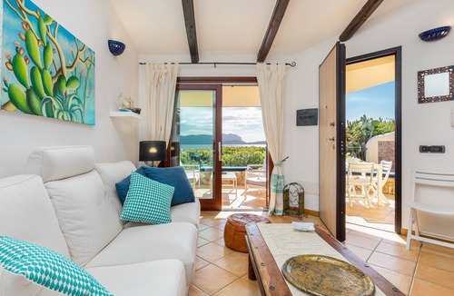 Pittulongu Apartment | Villa Terrazza su Tavolara: sea view, Wi-Fi, garden and terrace