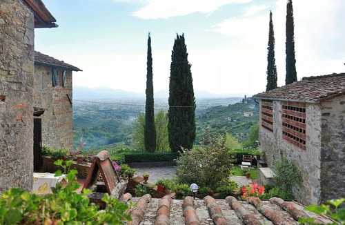 Matraia Apartment | Villa with pool and views over Lucca hills