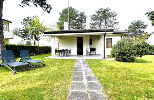 Bibione Villa | Villa with shared pools and garden