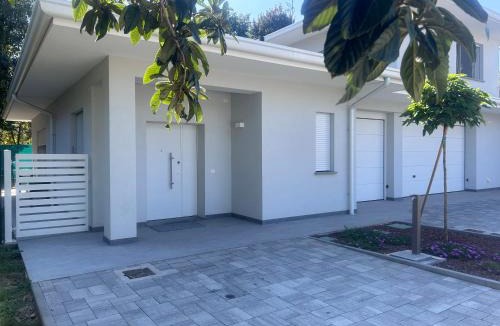 Formigine House | White Villa
