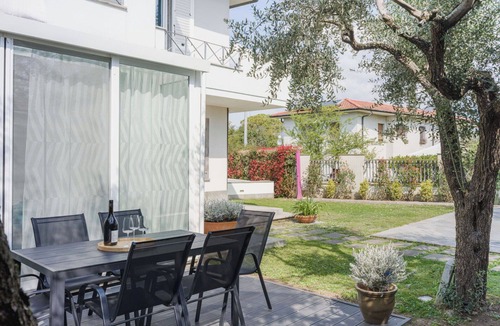 Marina di Massa House | Wonderful private villa for 6 guests with A/C, private pool and patio