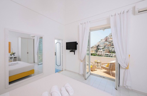 Positano City Centre House | YELLOW CASA DAMA In the Center of Positano with beautiful view