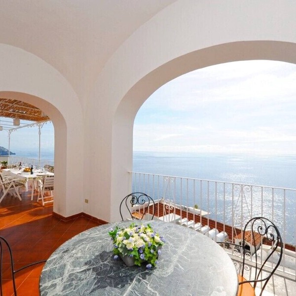 Elegant and central villa with private gated parking in Positano