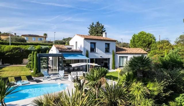 150-square-meter villa with a pool and pétanque court!