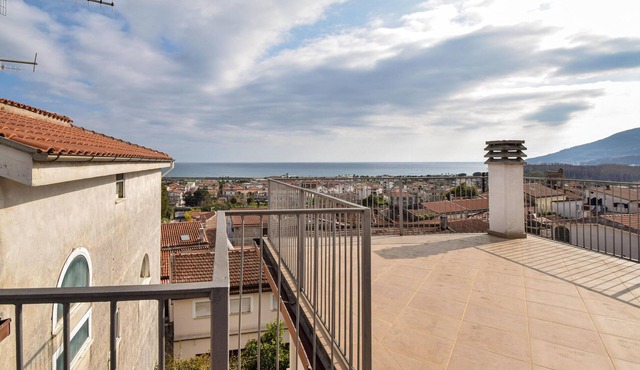 4 bedroom beach front home in Policastro Bussentino