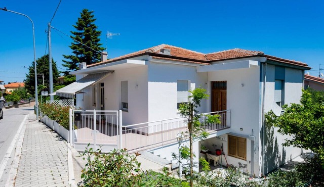 A charming 90-square-meter villa, perfect for six guests, featuring a private street-level entrance.The property is situated in a quiet area of ​Silvi and enjoys a great location: thanks to a pedestrian path, you can reach the sea in just 10 minutes